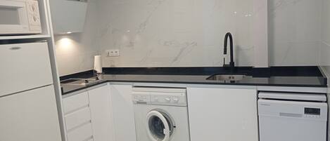 Refrigerador, microondas, lavavajillas y cafetera y tetera