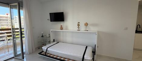 Iron/ironing board, bed sheets