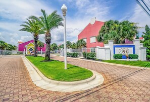 Property grounds - Discover Tranquility: Banana Bay Resort's Home Near All the Action! (Pensacola)