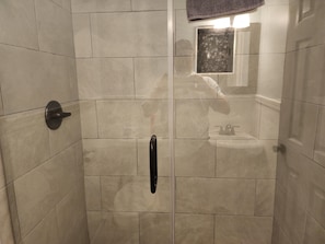 Een douche, een haardroger, handdoeken, zeep