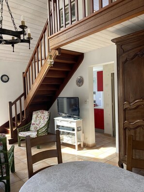 Interior - House facing the sea, feet in the water.            (PLOUESCAT)