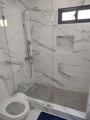 Shower, towels, soap, toilet paper - Acogededor apartamento cerca de la playa (Las Terrenas)