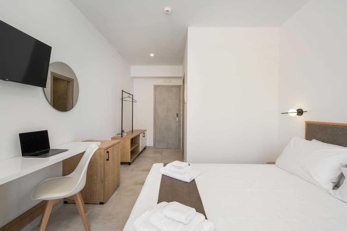 Queen room with Garden View | 1 bedroom, desk, laptop workspace, soundproofing