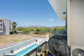 Queen room with Pool View | Vistas del balcón