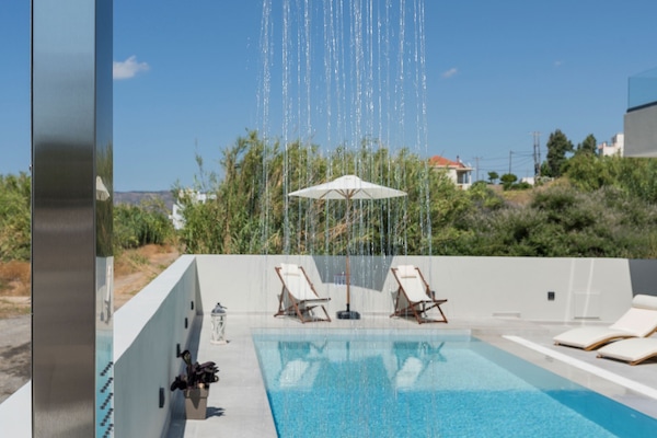 Piscina externa, funciona das 8h às 21h, guarda-sóis, espreguiçadeiras