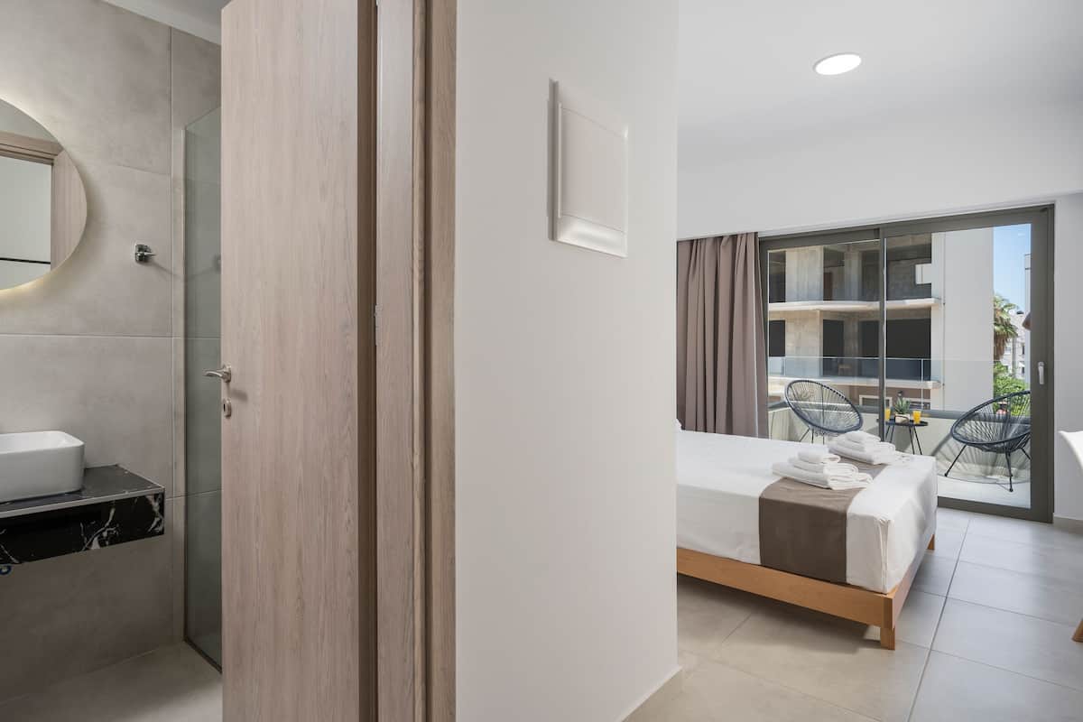 Queen room with Pool View | 1 bedroom, desk, laptop workspace, soundproofing