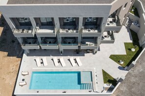 Outdoor pool, open 8:00 AM to 9:00 PM, pool umbrellas, sun loungers - Kallistefan (Kissamos)