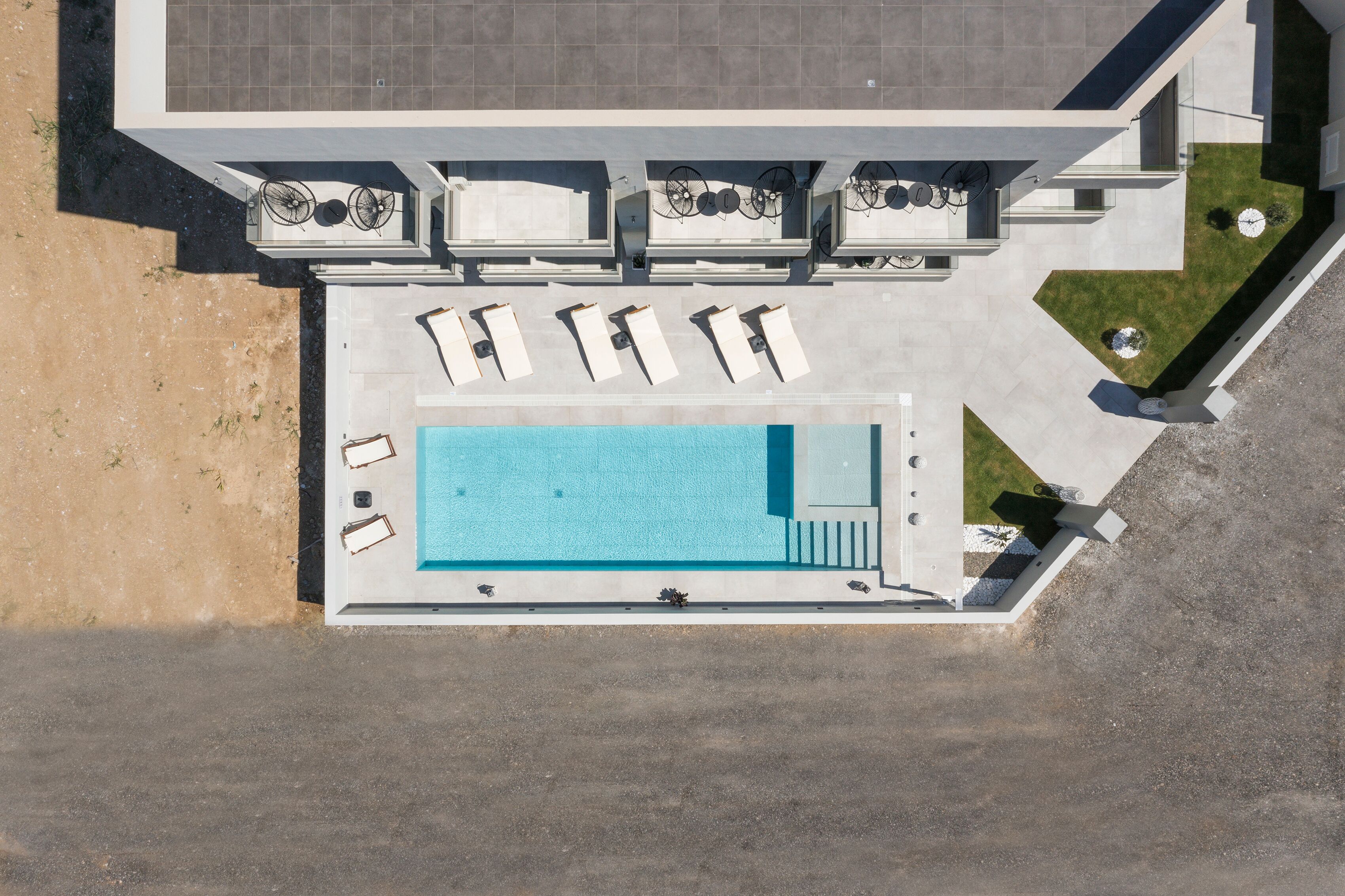 Piscine extérieure, accès possible de 8 h à 21 h, parasols