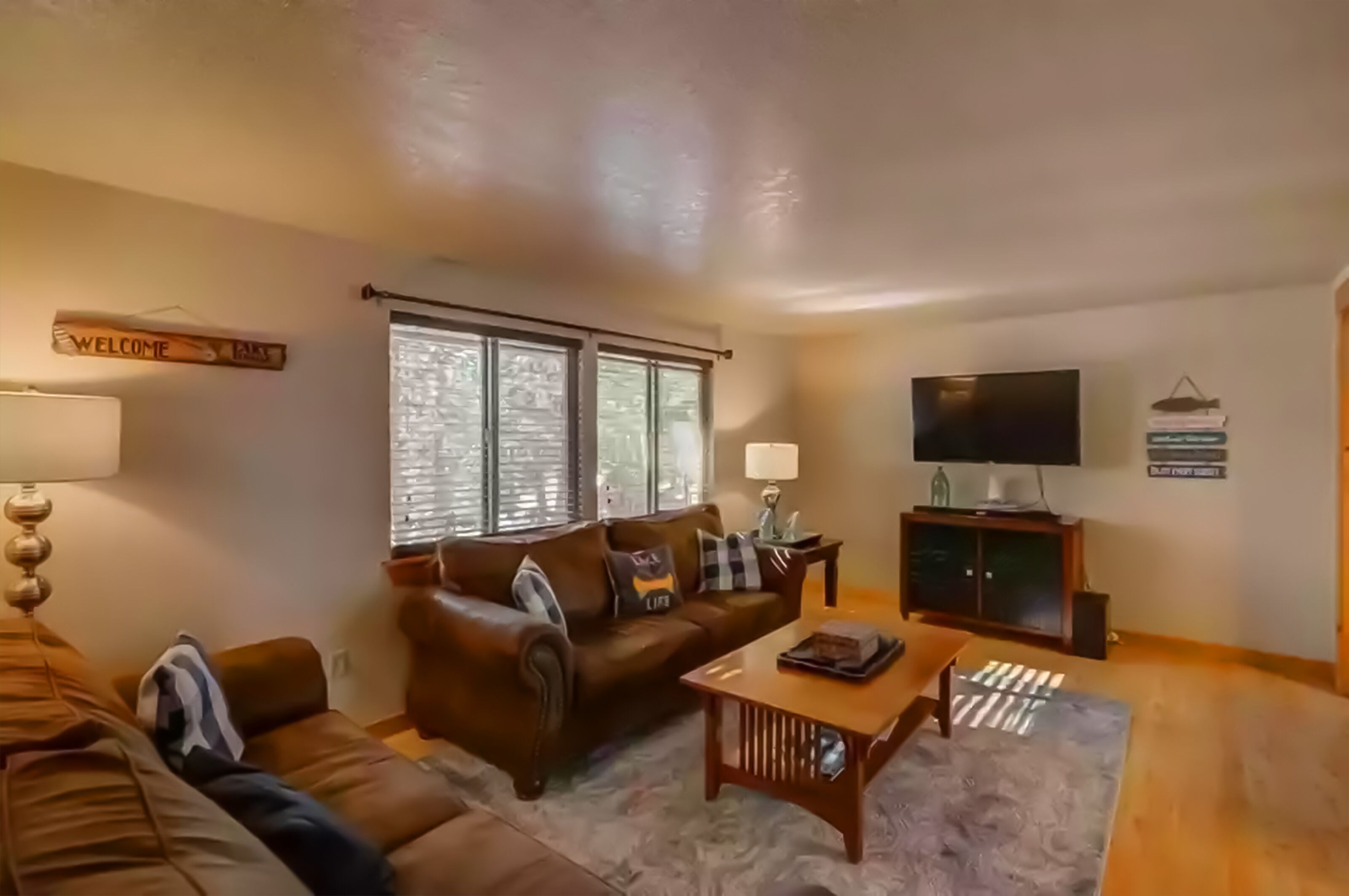 Smart-TV, Kamin, Tischfußball, Bücher