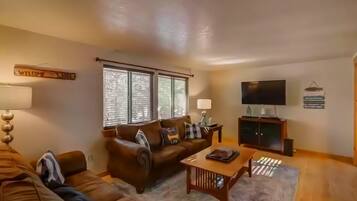 Smart TV, chimenea, futbolito, libros