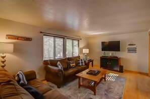 Smart-TV, Kamin, Tischfußball, B ücher