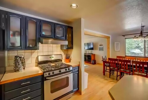 Tucked away mountain retreat w/Game Room & Hot Tub