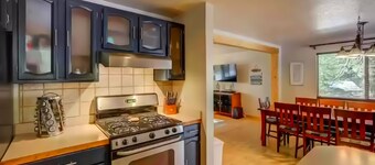 Tucked away mountain retreat w/Game Room & Hot Tub