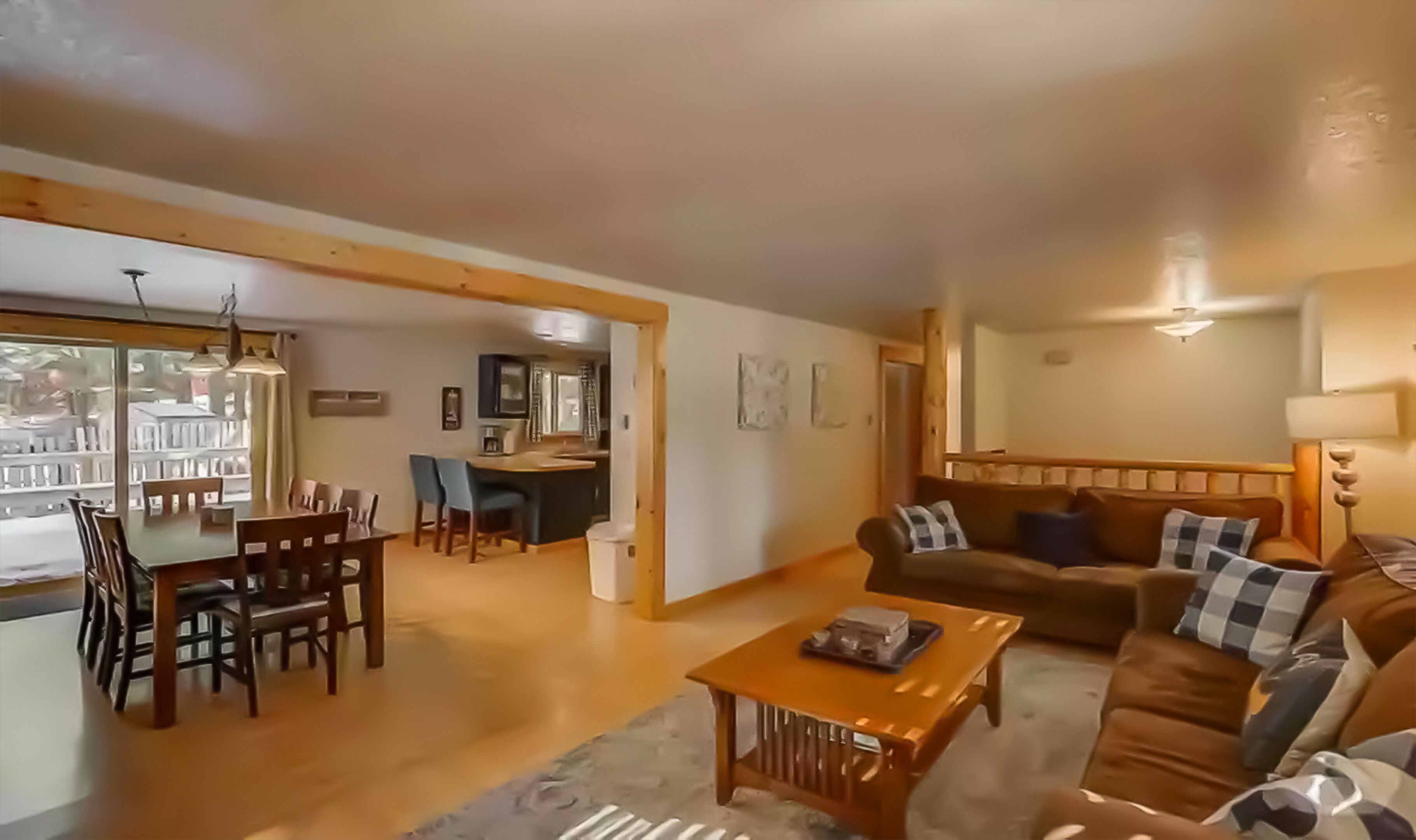 Smart TV, chimenea, futbolito y libros 