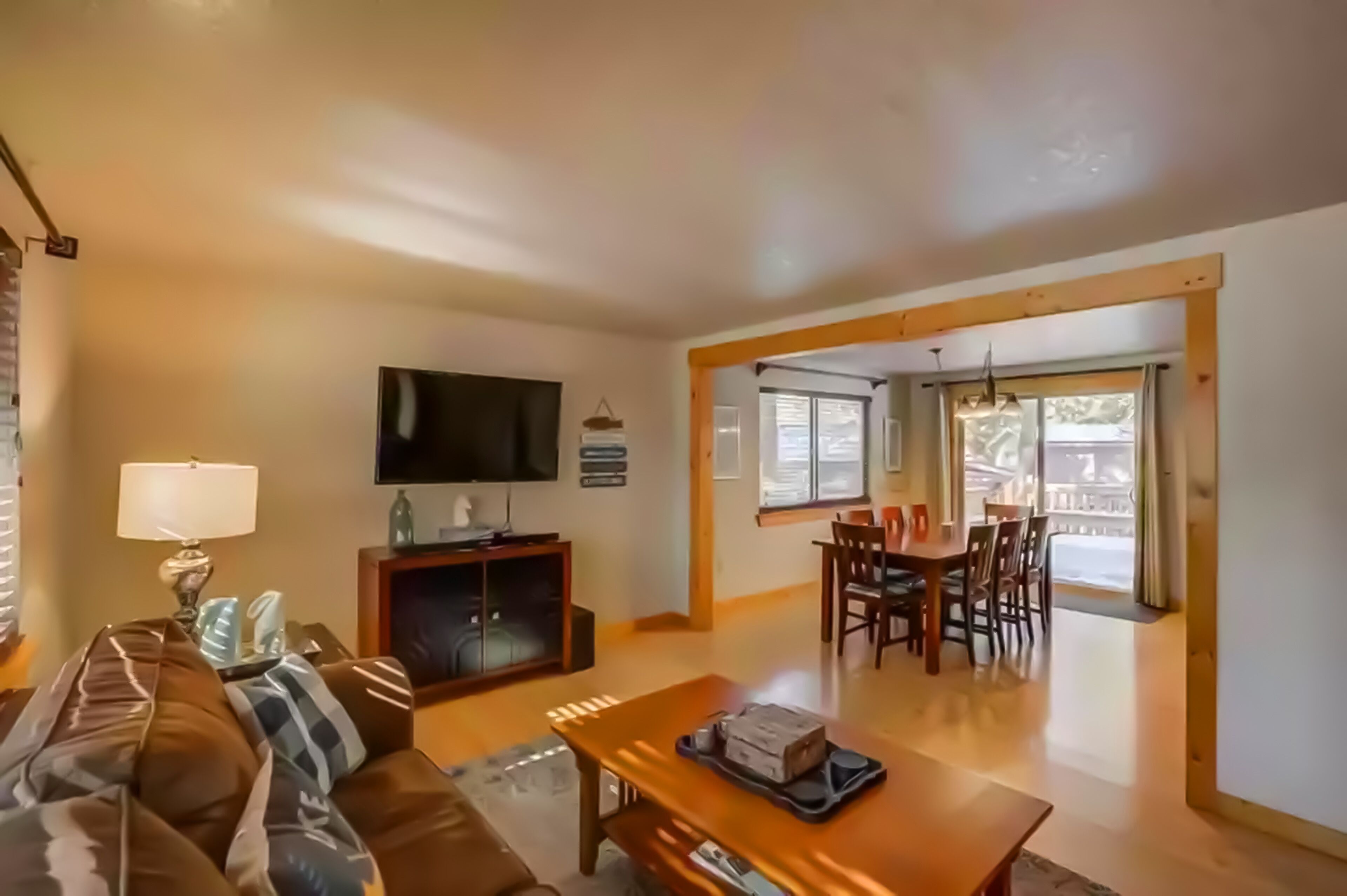 TV connectée, cheminée, baby-foot, livres