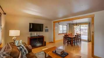 Smart TV, chimenea, futbolito, libros