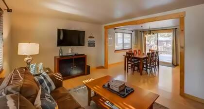 Tucked away mountain retreat w/Game Room & Hot Tub