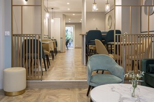 Café da manhã com buffet todos os dias mediante uma taxa