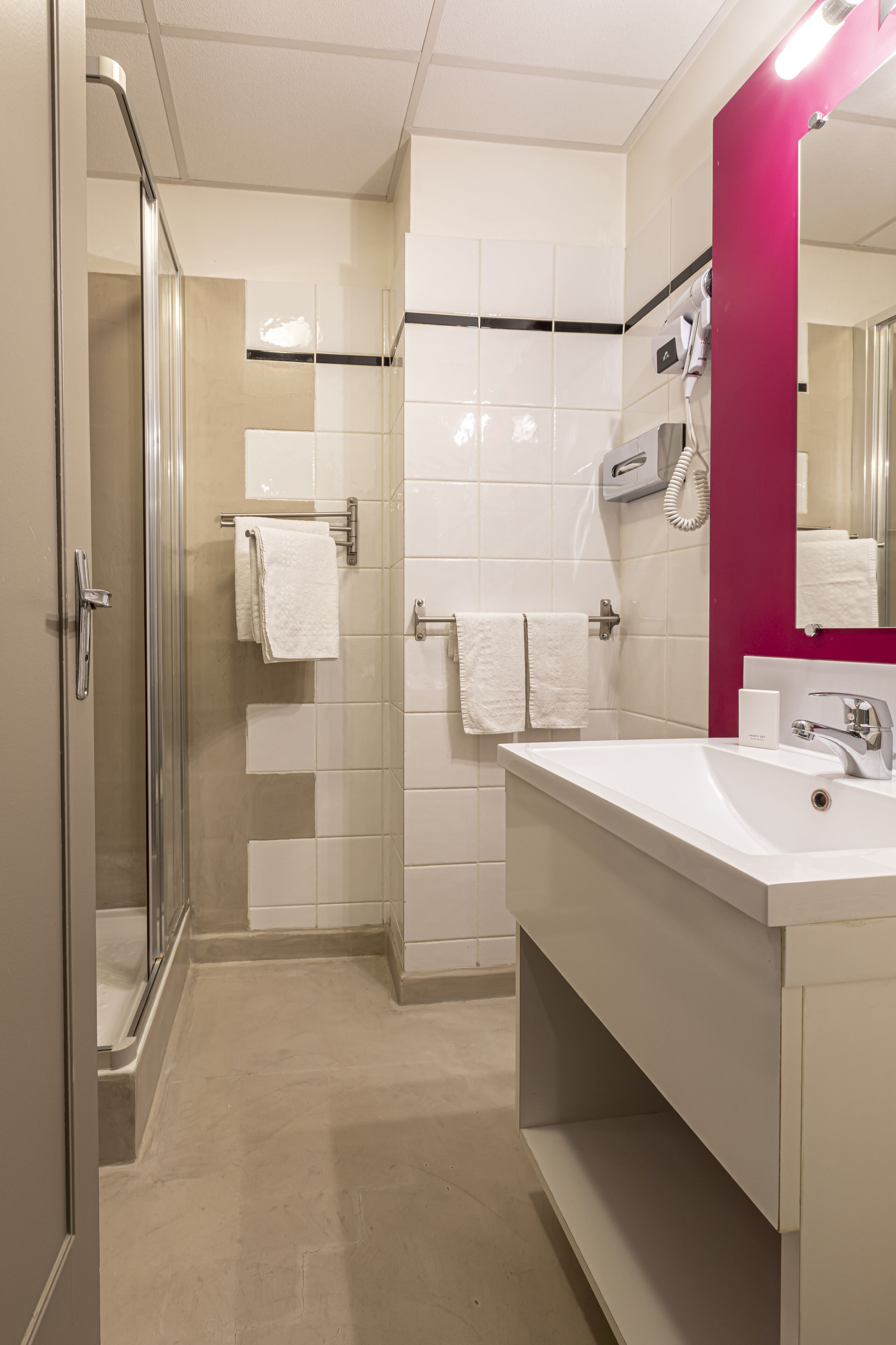 twin room | bathroom | towels