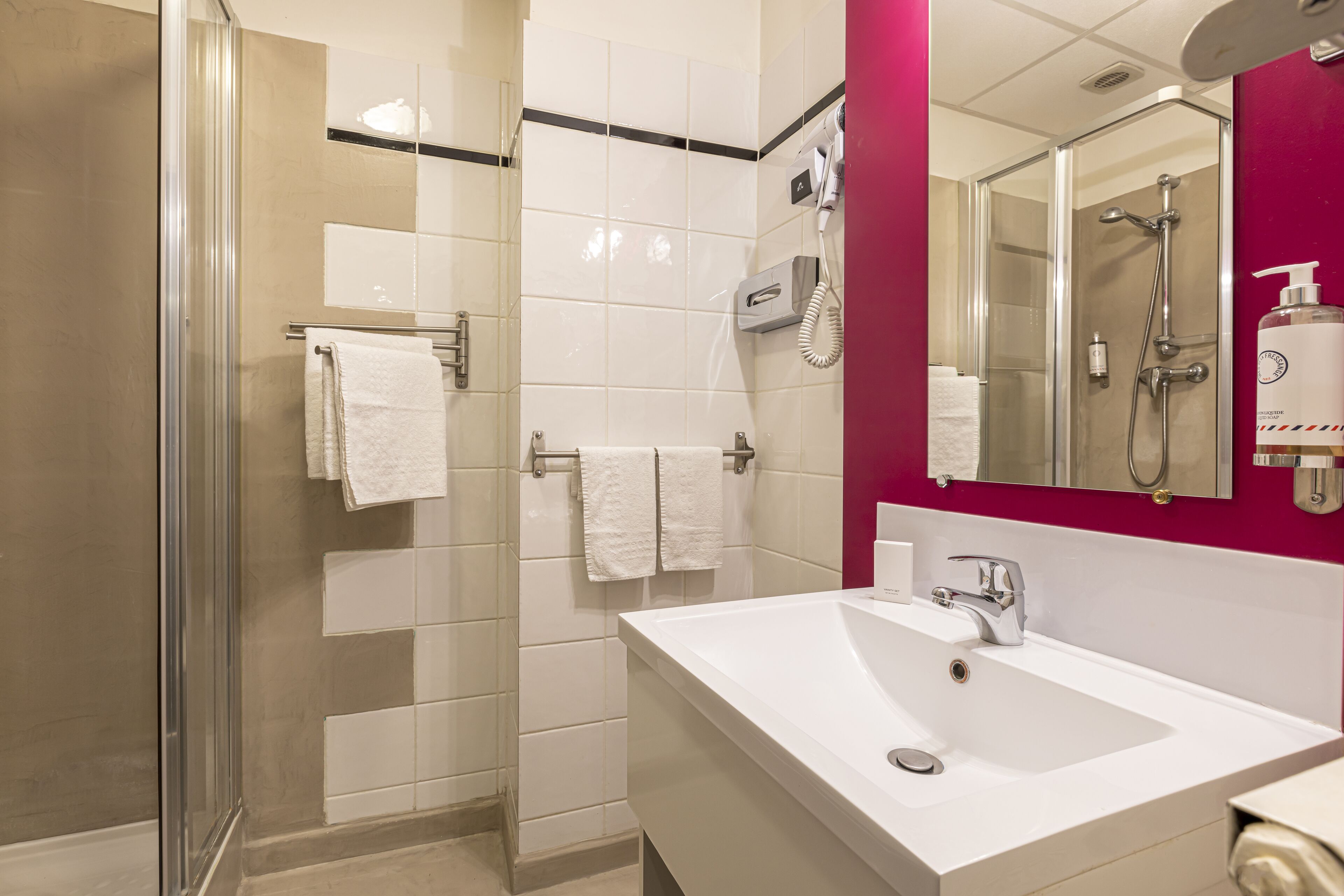 twin room | bathroom | towels