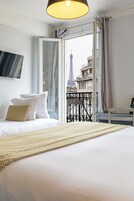 Cofres nos quartos, escrivaninha, ferros/tábuas de passar roupa