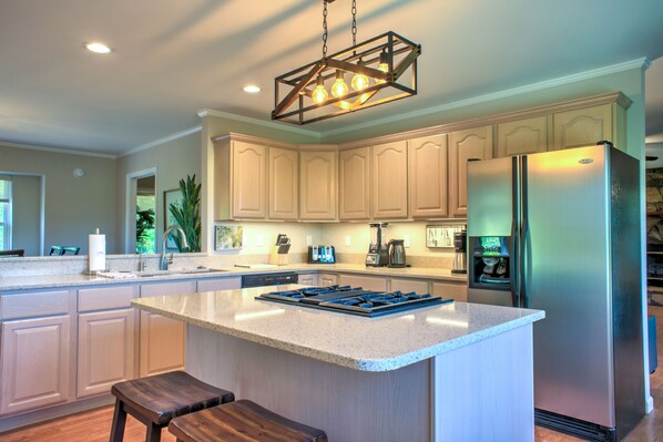 Jääkaappi, mikroaaltouuni, uuni, liesi