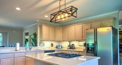 Modern Mountain Cabin w/ Game Room + Biltmore Pass + More