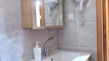 Klassieke tweepersoonskamer | Badkamer | Een douche, een haardroger, handdoeken
