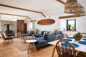 Fernseher, Kamin, Bücher, Videothek