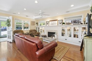 Smart TV, fireplace - 13th Street Retreat - A few blocks to downtown Paso! (Paso Robles)