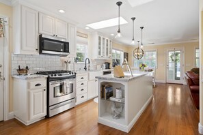 Fridge, microwave, dishwasher, coffee/tea maker - 13th Street Retreat - A few blocks to downtown Paso! (Paso Robles)