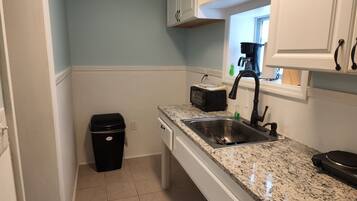 Refrigerador, microondas, cafetera y tetera y tostadora