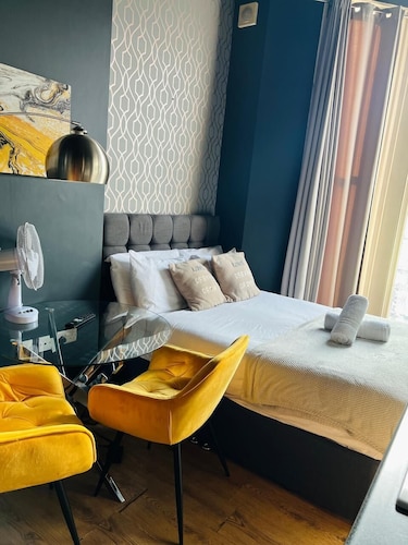 Holland Rd Studios Close to Olympia London