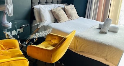 Holland Rd Studios Close to Olympia London