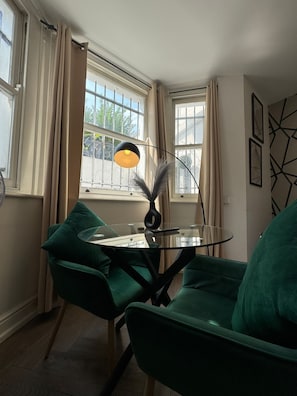 Studio, Ensuite (Double) | Lounge - Holland Rd Studios Close to Olympia London (London)