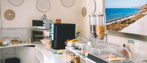 Tägliches Frühstücksbuffet (8 EUR pro Person)