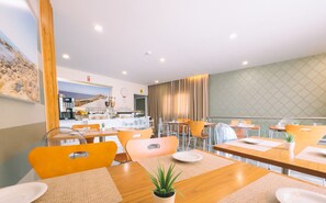 每日供應吃到飽早餐 (每人 EUR8)