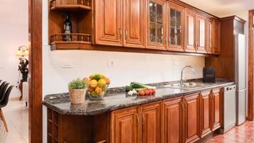 Een koelkast, een magnetron, een oven, een vaatwasser