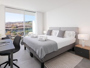 4 slaapkamers, een strijkplank/strijkijzer, internet, beddengoed