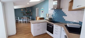 Kühlschrank, Mikrowelle, Ofen, Geschirrspüler