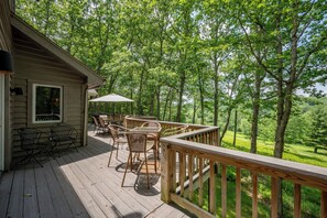 Outdoor dining - Do Friendly Retreat w/ Deck & Meadow Views (Swanton)