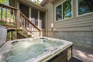 Outdoor spa tub - Do Friendly Retreat w/ Deck & Meadow Views (Swanton)