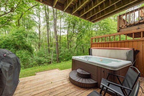 Dog Friendly Townhome w/ Hot Tub & Game Room