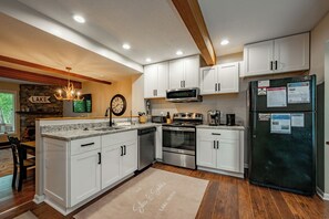 冰箱、微波炉、烤箱、炉灶