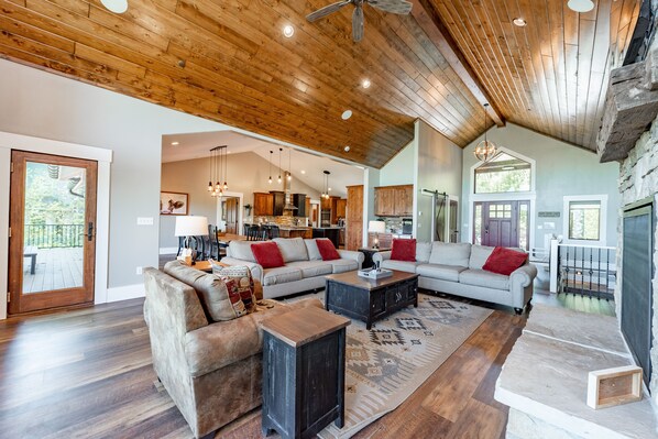 Smart TV, fireplace - Chic Chalet w/ Hot Tub, Gym & Lake Access (McHenry)