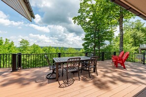 Outdoor dining - Chic Chalet w/ Hot Tub, Gym & Lake Access (McHenry)