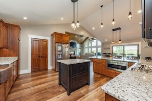 Fridge, microwave, oven, stovetop - Chic Chalet w/ Hot Tub, Gym & Lake Access (McHenry)