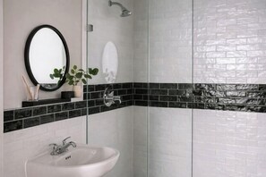 Bathroom - Dutch Hotel Long Island City New York , Belvilla District 6 Formerly Sonder (New York)