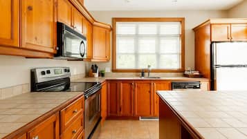 Een koelkast, een magnetron, een oven, een kookplaat