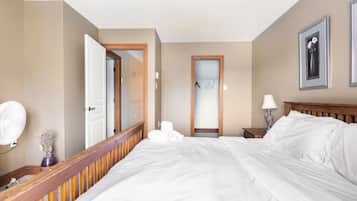 3 dormitorios, escritorio, tabla de planchar con plancha y cuna de viaje